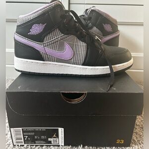 Air Jordan 1 Mid SE size 7Y